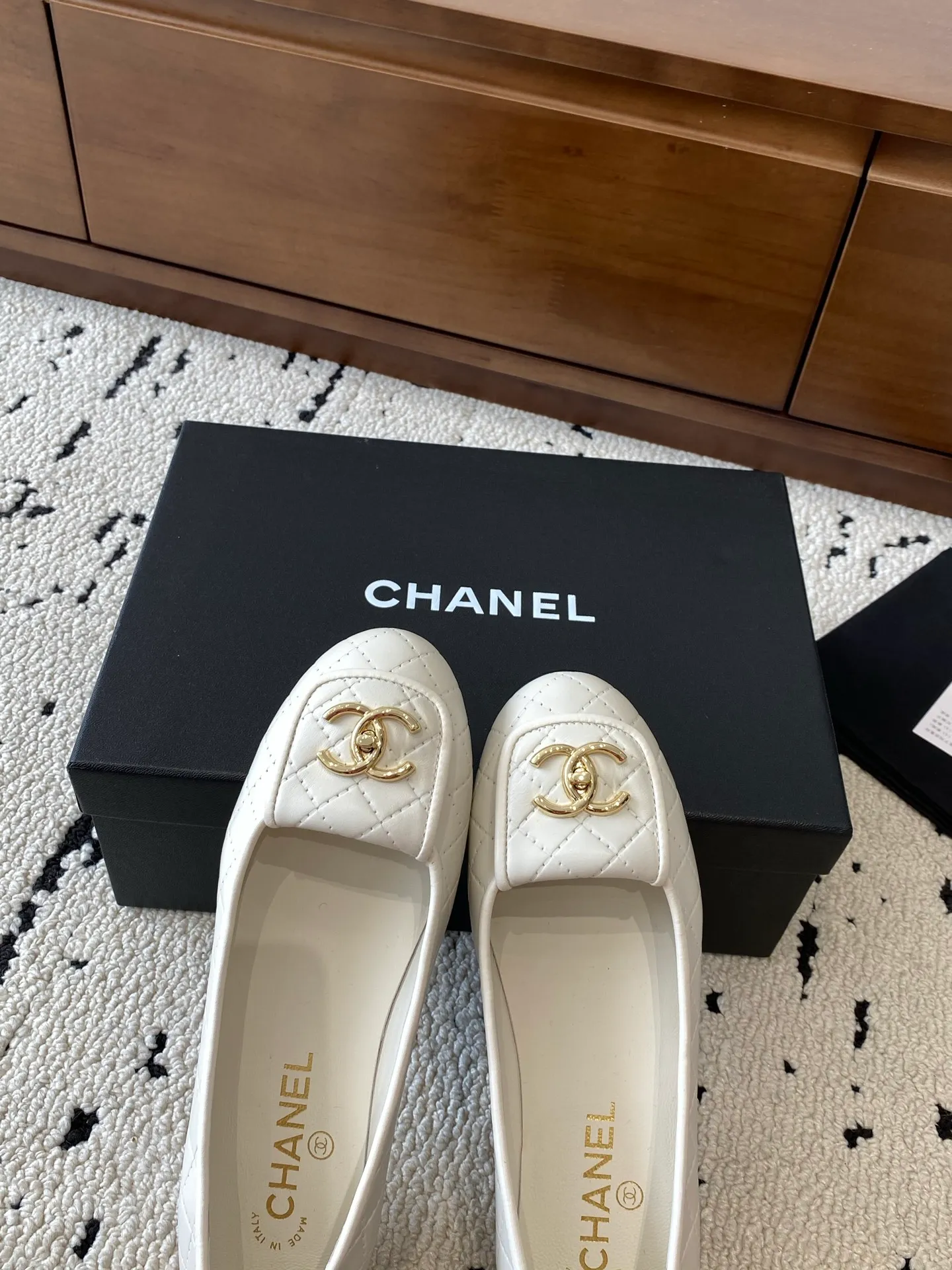 👟👟Ex-factory price 580👟👟 🍀CHANEL2025 new autumn and winter style, Mary Jane leather Chanel Xiaoxiang C home flat shoes Comfortable Mary Jane shoes Catwalk haute couture customization, simple yet sweet and playful Solid color fabric is refreshing and easy to wear Buckle design shoes are more heeling Upper: Customized sheepskin Inner foot pad: sheepskin Sole: Italian genuine leather sole Code number: 35-40 (40 customized items are non-refundable) 👉 👉